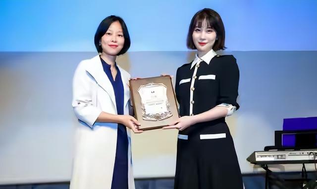 (右边是徐航妻子)住着住着,徐航突然感觉,这豪宅可真差劲,衬不上自己