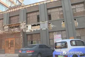 门店装修占车位？执法人员：恢复部分车位图片