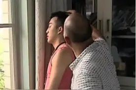 舞蹈老师化妆时，父亲突然闯入，拳脚相向后大喊：你就是个变态图片