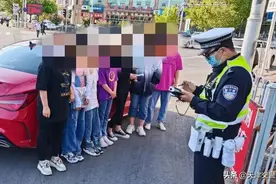 只图一时方便 却埋下安全隐患5人座车挤进7人 驾驶人被罚图片