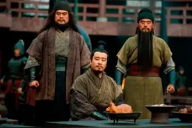 关羽斩杀华雄之时，还有4大高手在场围观，他们都能斩杀华雄图片