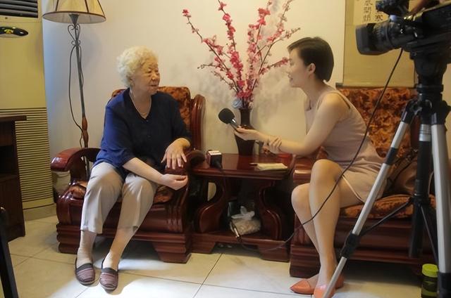 她是出卖江姐叛徒的妻子，今98岁却被国人敬重，她到底做了什么？