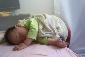 孩子睡觉喜欢“满床滚”？家长别嫌烦，看孩子在向你传递哪些信号图片