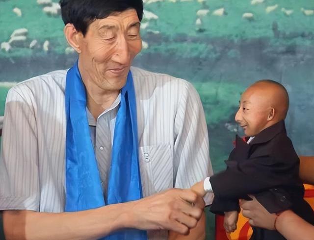 鲍喜顺的父母并没有放在心上,男孩子嘛,长高点也不是什么坏事儿