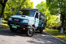 真硬派能越野，分时四驱，合资底盘！实拍新星依维柯NJ2045宿营车图片