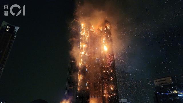 香港42层在建高楼深夜起火 烈焰冲天
