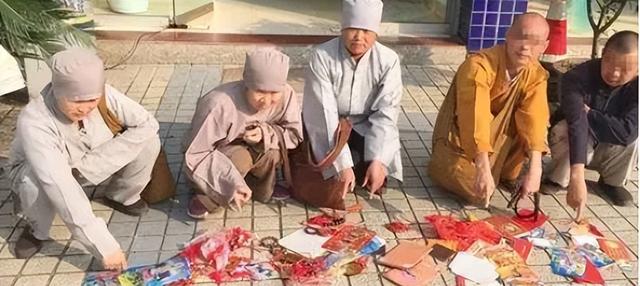搔首弄姿，与游客寻欢作乐五台山美貌“尼姑”为何能如此放肆?