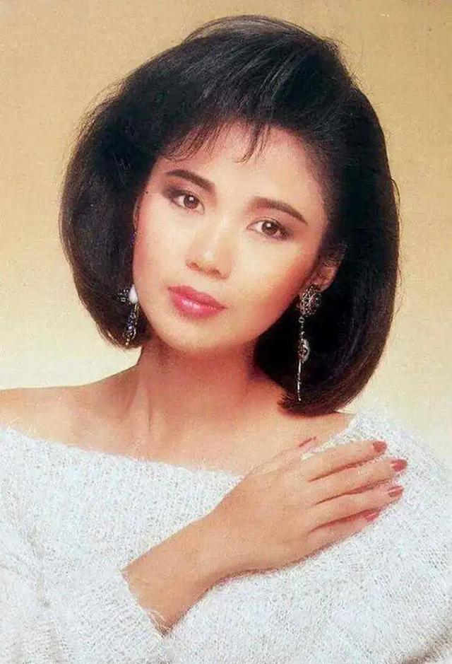 由她所扮演的叶倩云,年轻貌美,性格倔强,向云凭借张弛有度的表演,将