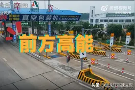 大货车为躲避交警车辆 急速变道导致左侧车厢挡板脱落图片