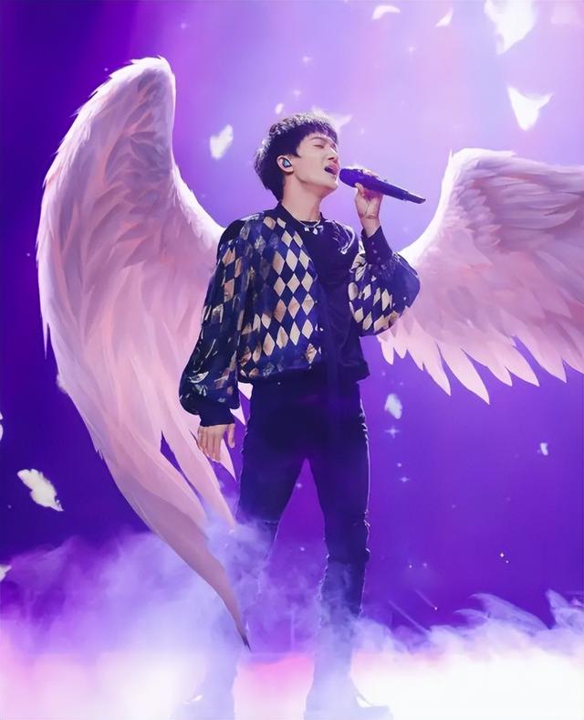 在2018年,周深一袭长裙登上《蒙面唱将》舞台,这一次他已经可以坦然的