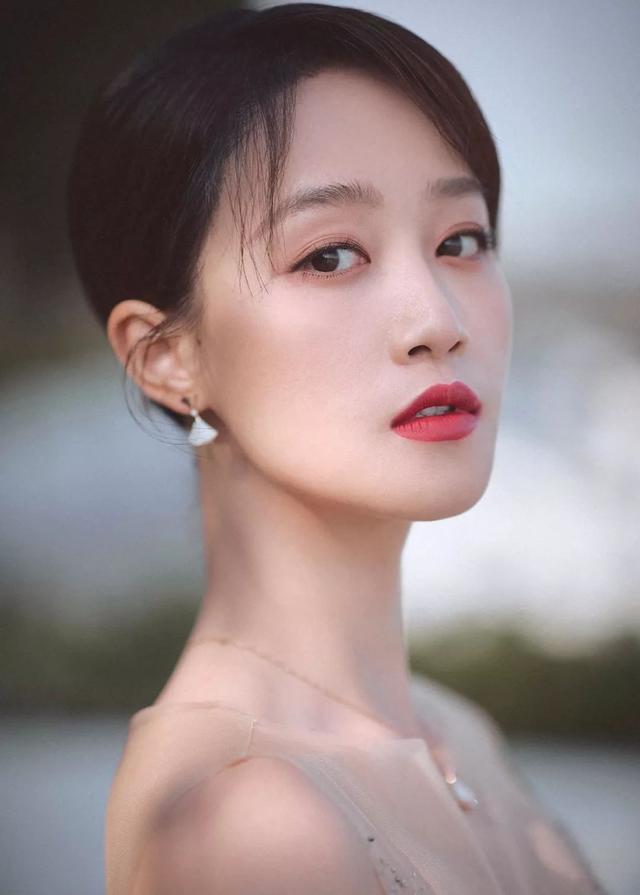 蓝盈莹的五官比较扁平,鼻基底塌陷,给人一种"面皮感"加上她后来为了
