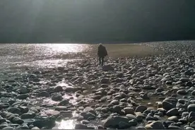 河里的白色石头是玉石吗？图片