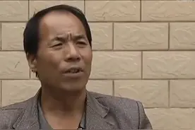 2012年爷爷留下百万遗产，孙子取钱时发现，钱全被村支书取走花完图片