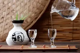 吃饭时长期喝点白酒的人，身体会出现哪些变化？是好还是坏？图片