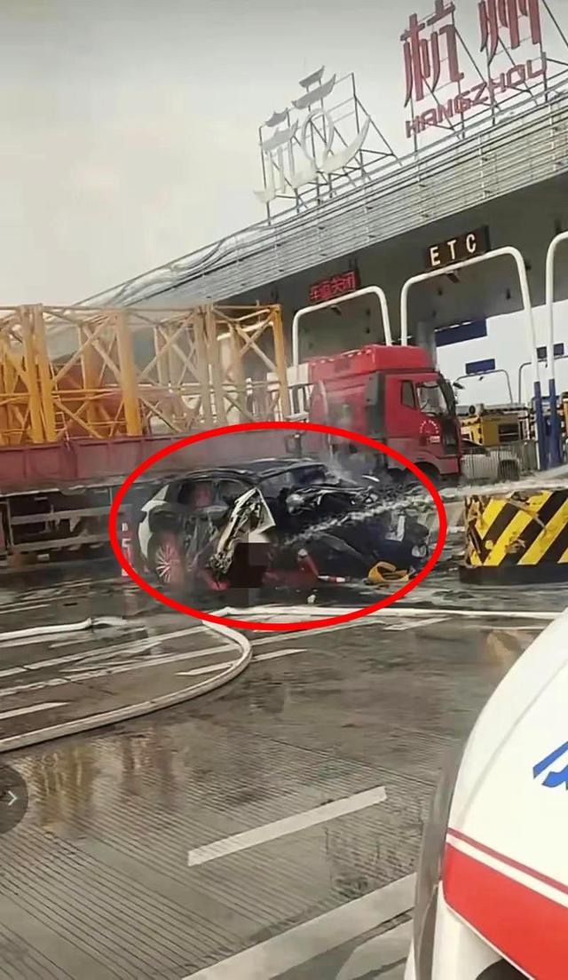 杭州一网约车冲撞收费站起火致4死，死者身份披露，原因令人愤怒
