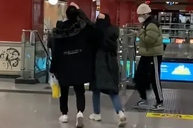 姐弟俩街头吵架，揪住对方头发一路走到地铁口，谁也不肯先撒手图片