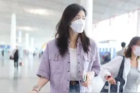 40岁蒋欣现身机场，紫色短袖外套搭配阔腿裤，休闲减龄又显瘦！图片