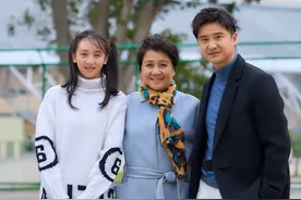 田亮带女儿参加活动，14岁森碟身高堪比爸爸，扎双马尾青春靓丽图片