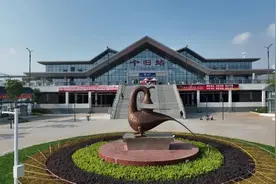 个旧的百年故事，关于铁轨、机车与梦想图片