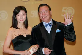 20年后，再看万梓良的境况，娶了河南空姐郭明黎是他最正确的选择图片