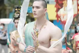 男网红扮“妖僧”，油腻感十足，这难道是潮流？网友直呼：辣眼睛图片