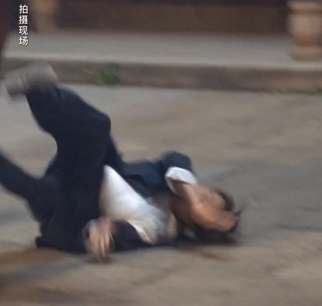 成龙拍戏摔下马头撞水泥地