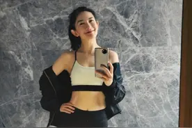 人生赢家！谢娜晒照秀马甲线，身材完美惹人羡，与张杰甜蜜似初恋图片