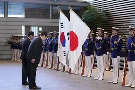 日本按照最低规格接待，尹锡悦毫无脾气，老老实实给日本国旗鞠躬图片