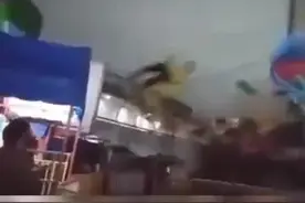 一男孩被旋转秋千甩出撞到钢架，当场昏迷图片