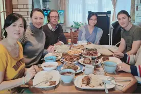 大宋佳携二婚老公露面！穿着朴素接地气，定居比利时转行开服装店图片