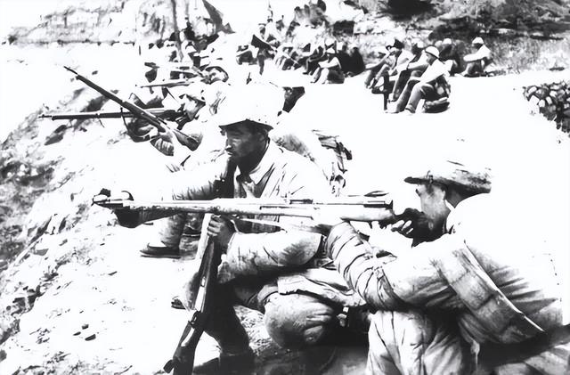 农民出身的他不识字也不会带兵,仅靠一架迫击炮,虽然他没有其他将领的