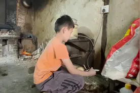 8岁时你在做啥？云南8岁男孩熟练做家务的样子，看了让人鼻子发酸图片