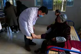 睡觉时突然腿抽筋，就是缺钙？抽筋怎么缓解呢？医生告诉你方法图片
