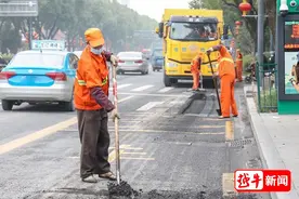 2天补了600多个坑洞！这几天，绍兴城管很忙碌图片