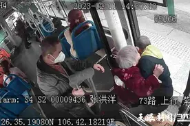 老人下车困难，贵阳公交师傅的这个“公主抱”很是暖心图片