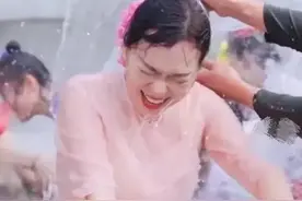 泼水节变“流氓节”?美女无一例外，经过就被人泼水图片