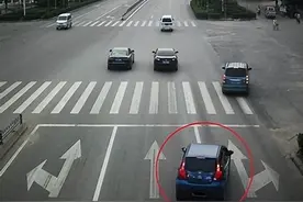 开车在直行加右转道上等红灯，遇到后车狂按喇叭，应该怎么办？图片