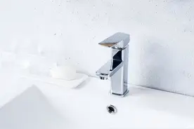 不锈钢水龙头水渍、污渍难清洗，别再用钢丝球刷了，学会这一招，轻松去除还能养护图片