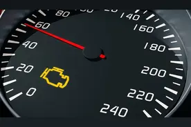 仪表盘上常见的故障灯，有一个亮了千万别忽视图片