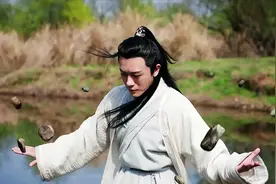 难怪张三丰对杨逍那么客气，你看他师祖是谁？连杨过见了都得磕头图片