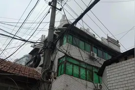 武汉：粮道街城管依法拆除两层加盖违建图片