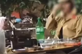 女子穿上闺蜜买的日本军服，饭店打闹后被拘，穿衣自由也有底线图片