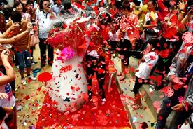 结婚时女方要现场清点20万彩礼，新郎吼道：别清点了，直接退婚吧图片