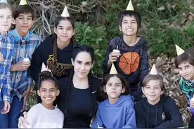 八胞胎妈妈庆祝八个孩子13岁生日，画风有点神奇图片