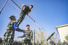 单杠卷身上345个！战士咬掉手掌破皮挑战极限图片