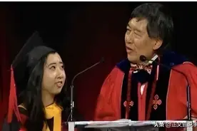 跪舔“美国空气香甜”的杨舒平，父母就在台下，今改名后举家搬迁图片