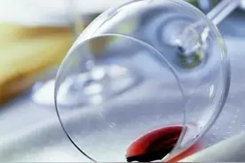 在我最好姐妹的婚礼上，我泼了新郎一脸红酒图片