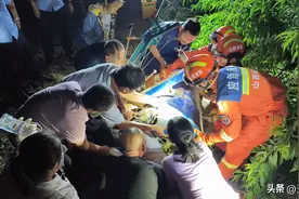 山西运城：六旬老人被旋耕机“咬腿” 消防深夜救援图片