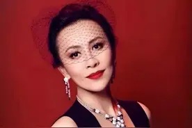 刘嘉玲彻底崩溃!结婚17年无子真相大白，当年遭绑架真相被曝光 ！图片