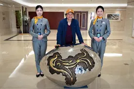 “凤凰蛋”雕塑入展重庆机场要客服务区图片